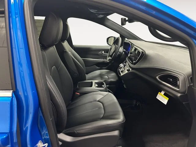 New 2026 Hydro Blue Pearl-Coat Exterior Paint Chrysler Select image 15