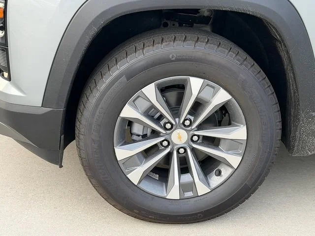 2027 Chevrolet Equinox LT - Photo 4