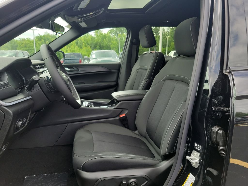 New 2026 Diamond Black Crystal Pearlcoat Jeep Laredo X image 16