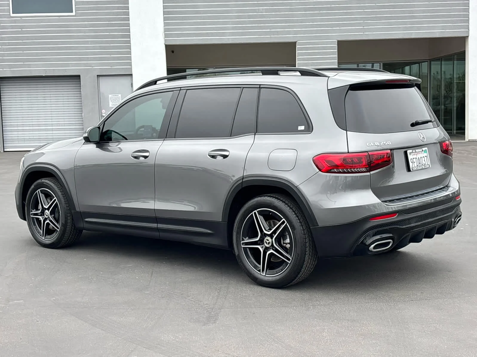 Used 2023 Mountain Grey Metallic Mercedes-Benz GLB 250 image 5