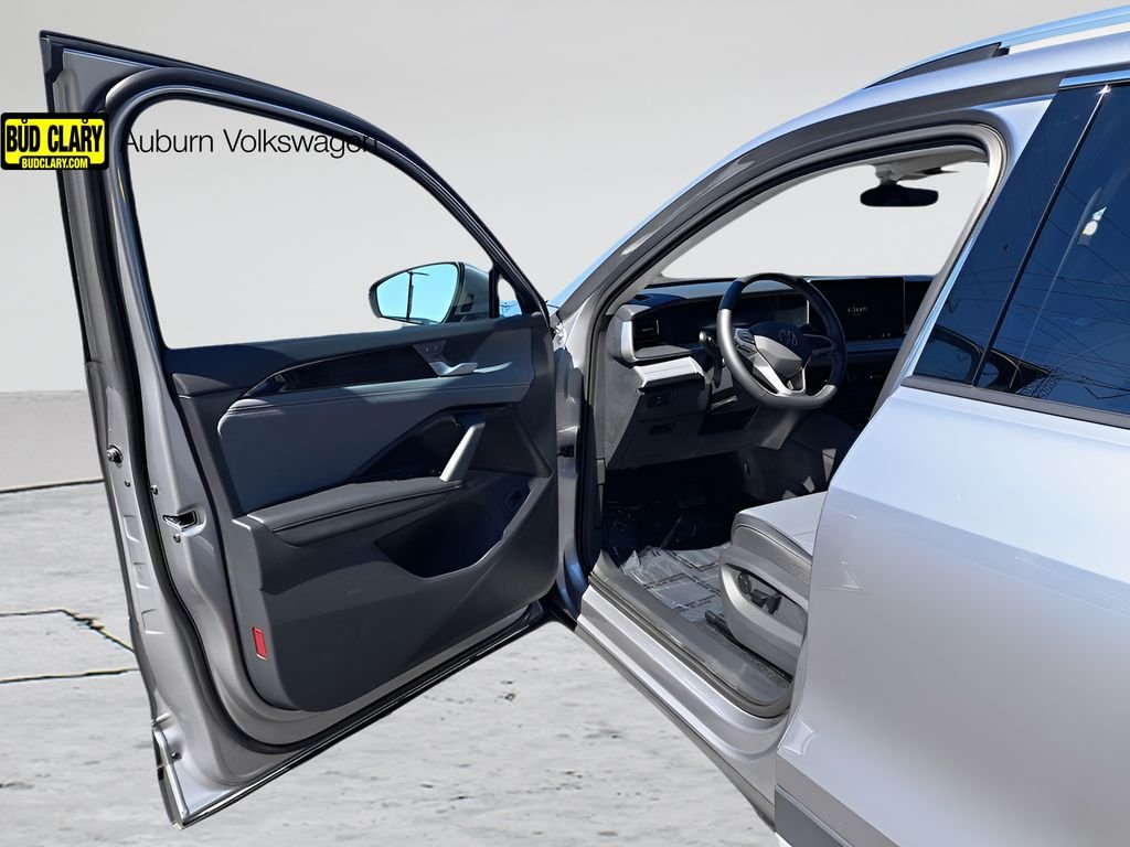 2025 Volkswagen Tiguan SE - Photo 12
