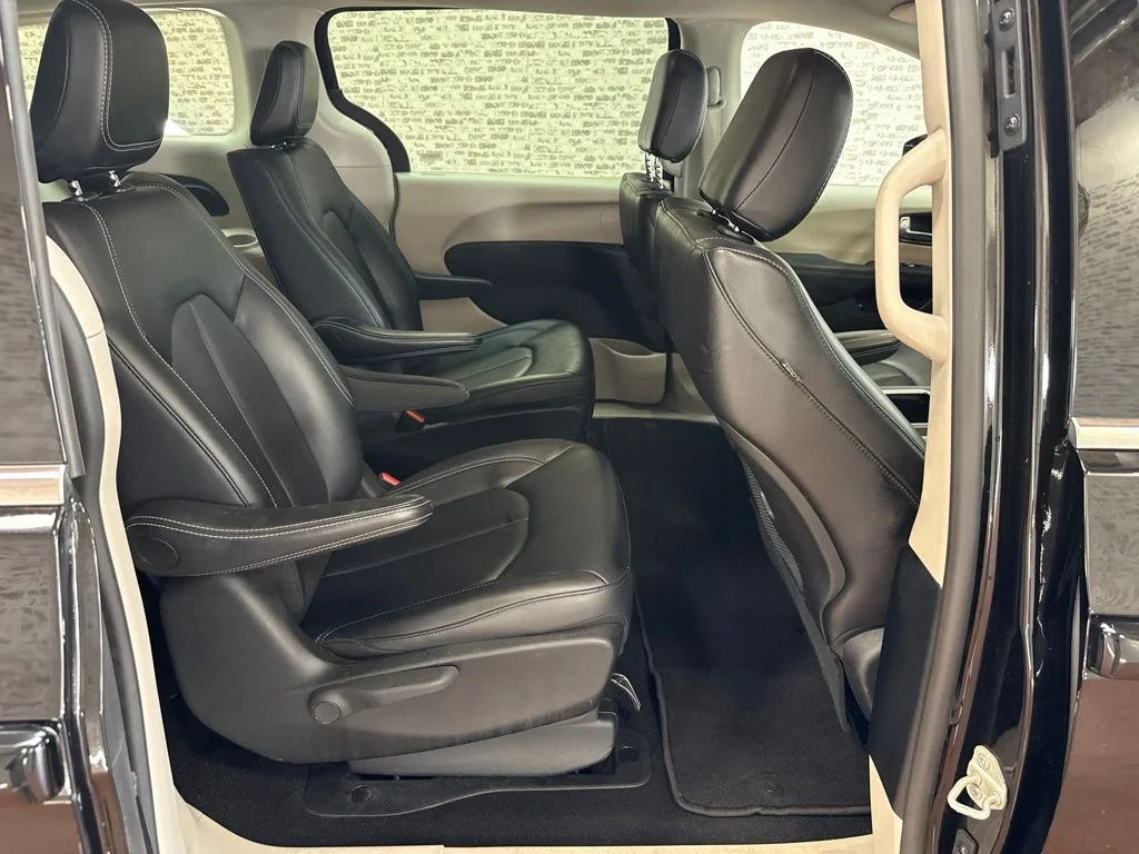 Used 2024 Diamond Black Crystal Pearlcoat Chrysler Select image 12