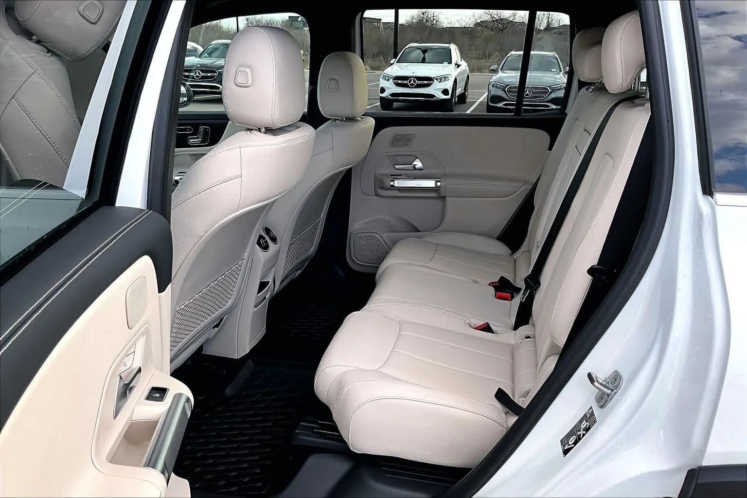 New 2026 Polar White Mercedes-Benz GLB 250 image 19