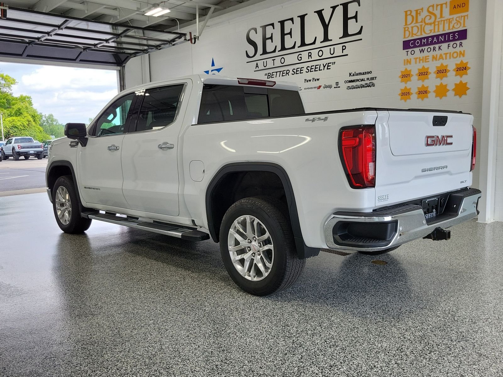 Used 2022 White GMC SLT image 3