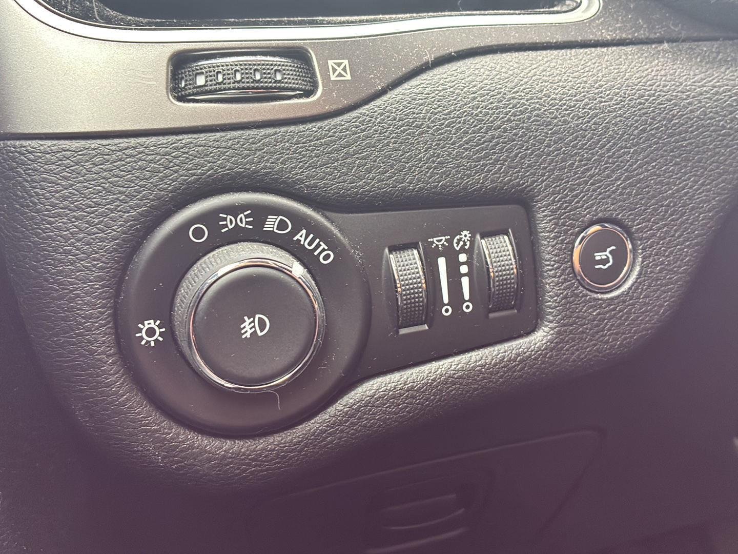 Used 2019 Blue Shade Pearlcoat Jeep Limited image 9