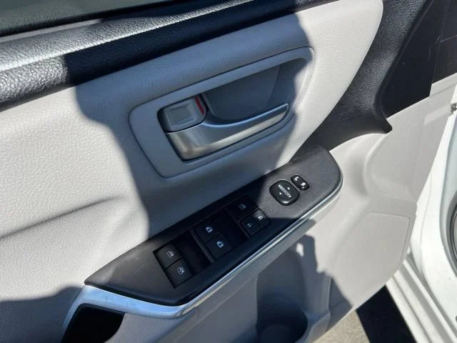 Used 2015 Super White Toyota XLE image 12