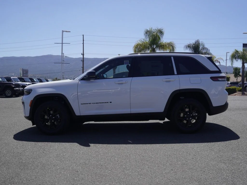 New 2026 Bright White Clear-Coat Exterior Paint Jeep Laredo Altitude image 6