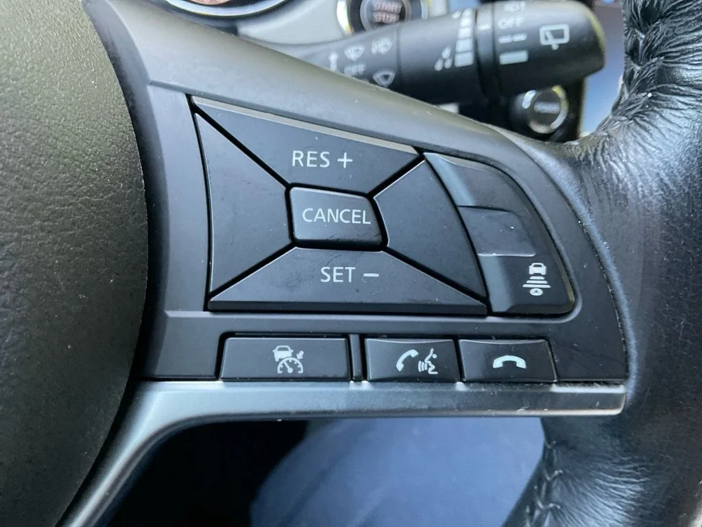 Used 2017 White Nissan SL image 36