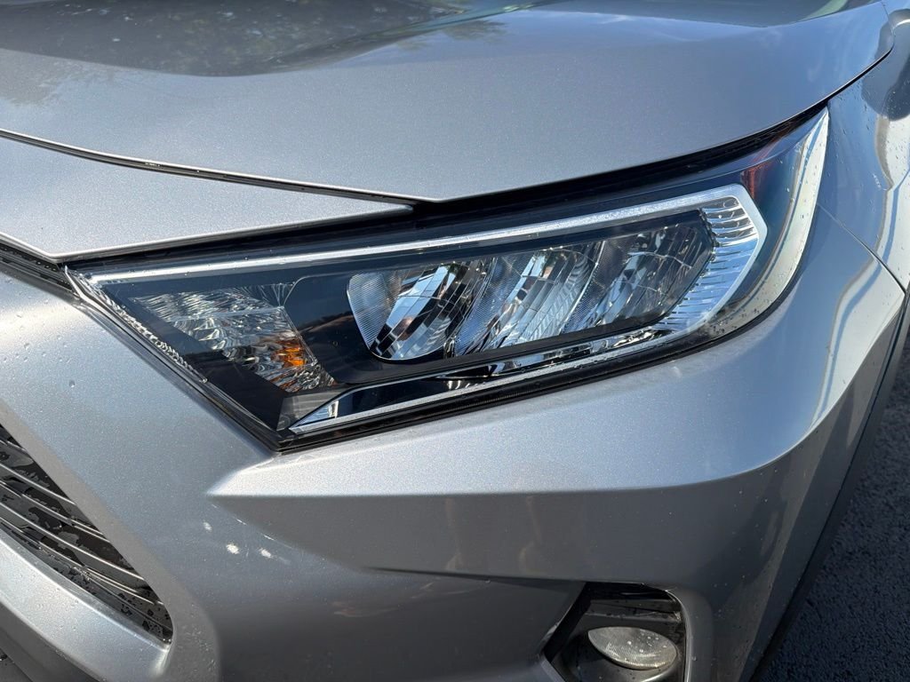 Used 2019 Silver Sky Metallic Toyota XLE Premium image 9