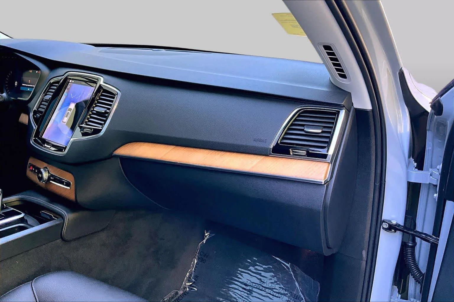 Certified Used 2025 Vapour Grey Volvo Plus image 18