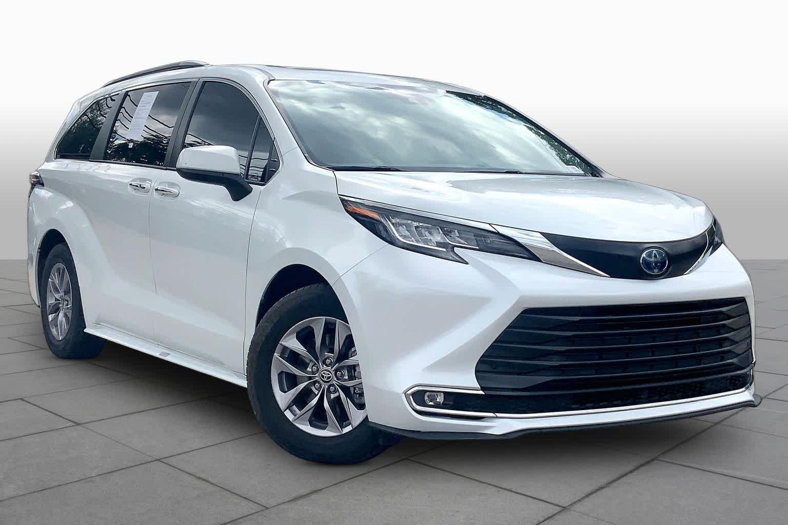 Used 2022 Wind Chill Pearl Toyota XLE image 3