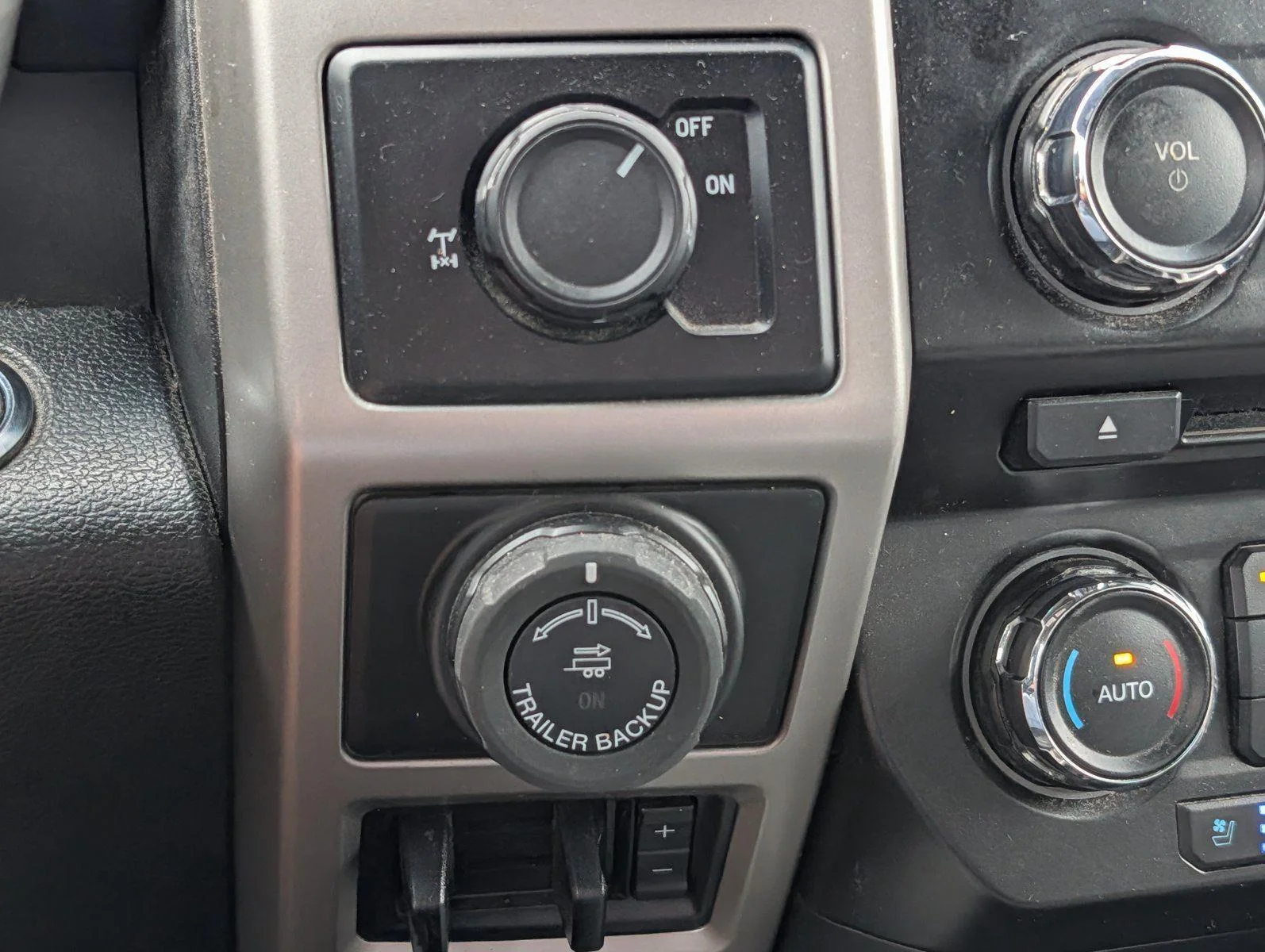Used 2018 White Platinum Metallic Tri-Coat Ford LARIAT image 22