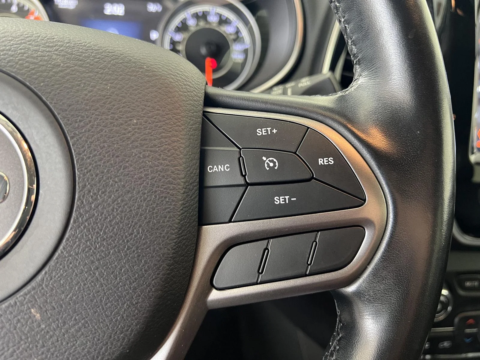 Used 2020  Jeep Limited image 10