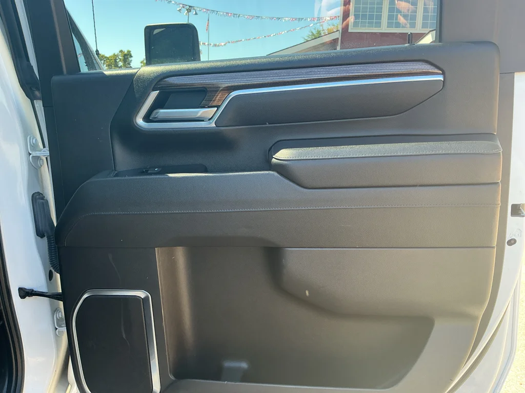 Used 2025 SUMMIT WHITE Chevrolet LT image 14