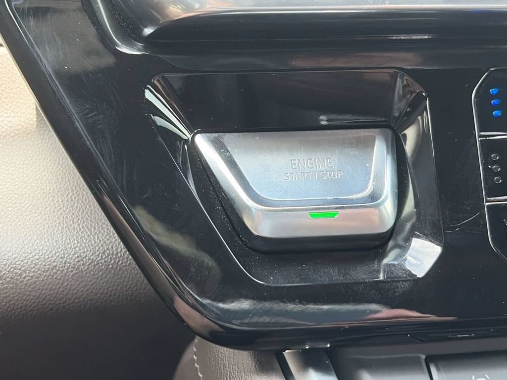 Used 2022 Silver GMC Denali image 27