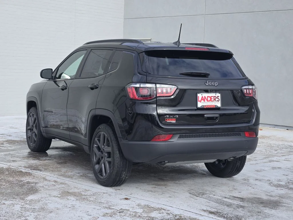 New 2026 Diamond Black Crystal Pearlcoat Jeep Latitude Altitude image 3