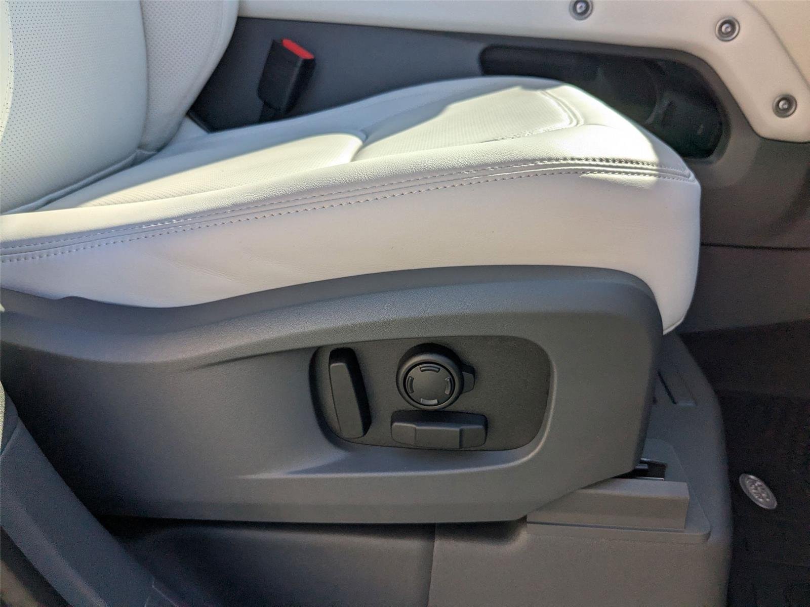 Used 2025 Fuji White Land Rover X-Dynamic SE image 37