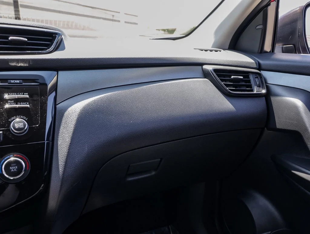 Used 2018 Red Nissan S image 27
