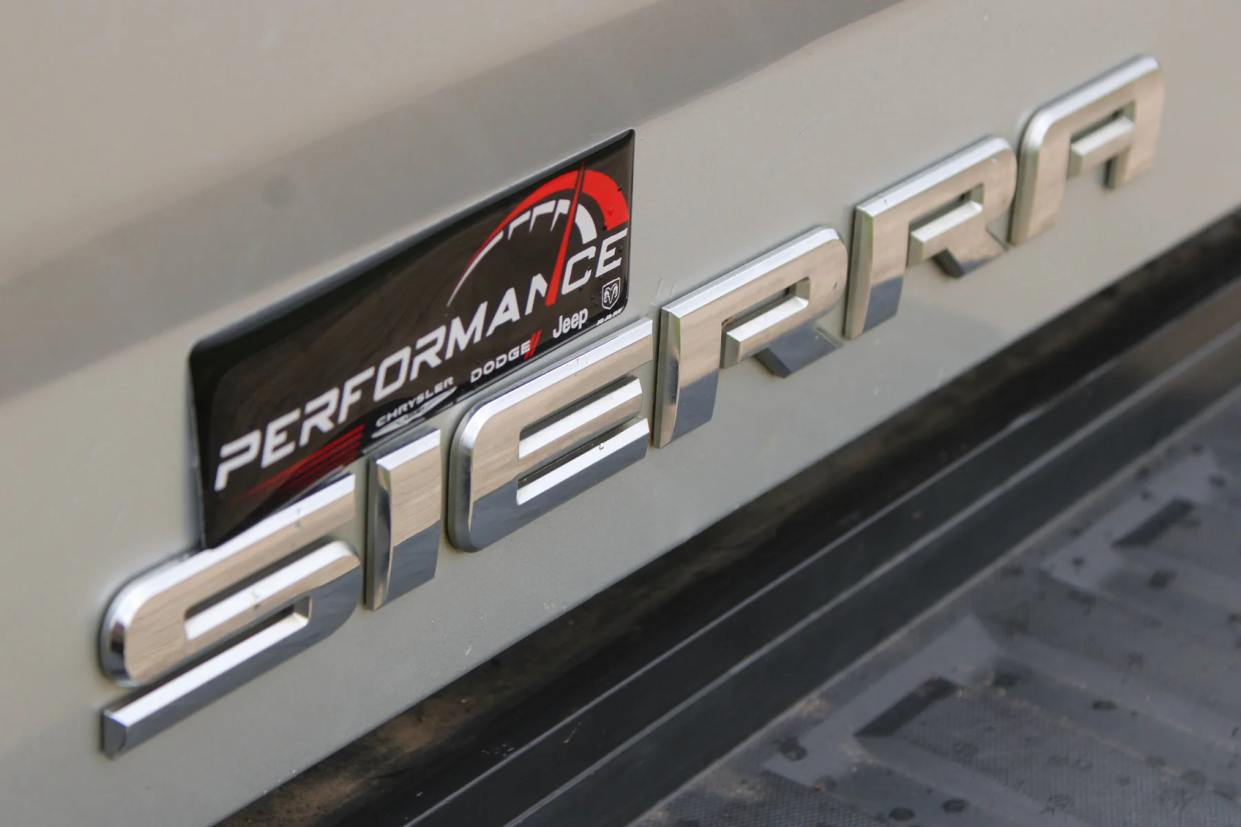 Used 2017 Quicksilver Metallic GMC 4WD Crew Cab 153.7 SLT image 22