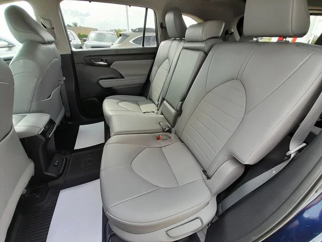 Used 2021  Toyota XLE image 40