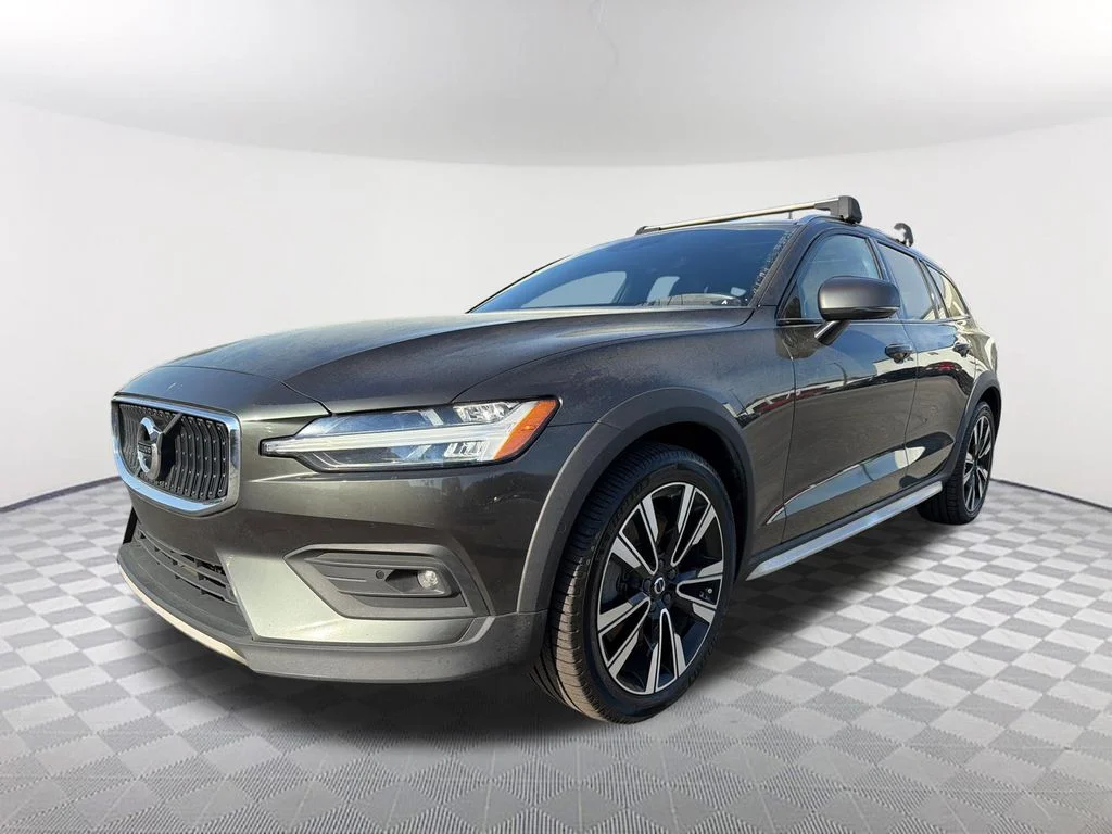 Used 2021 Green Volvo T5 image 1