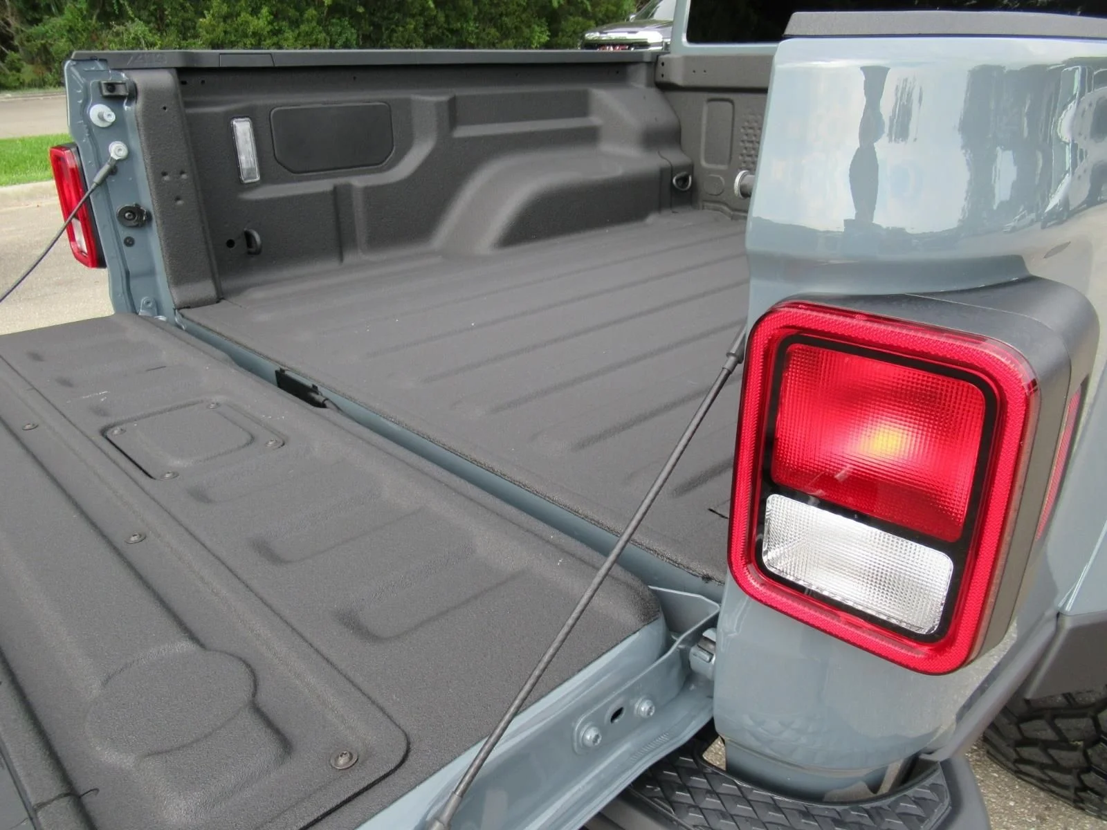 Used 2025 Gray Jeep High Tide image 9
