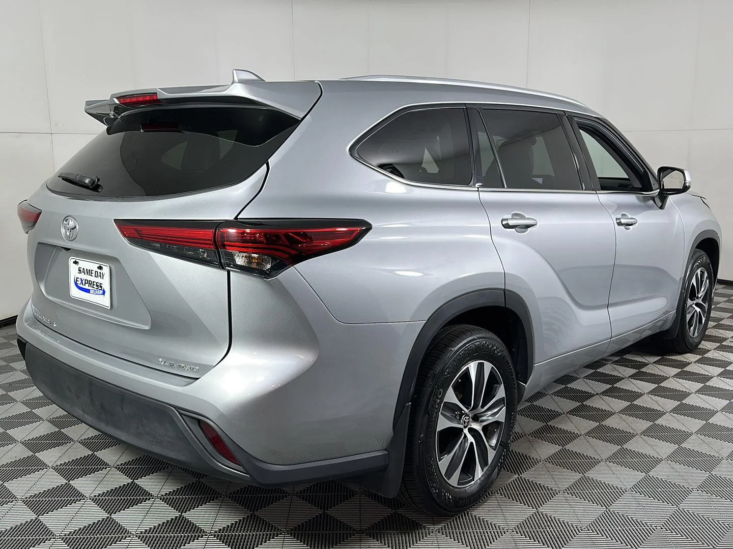 Used 2022 Celestial Silver Metallic Toyota XLE image 5