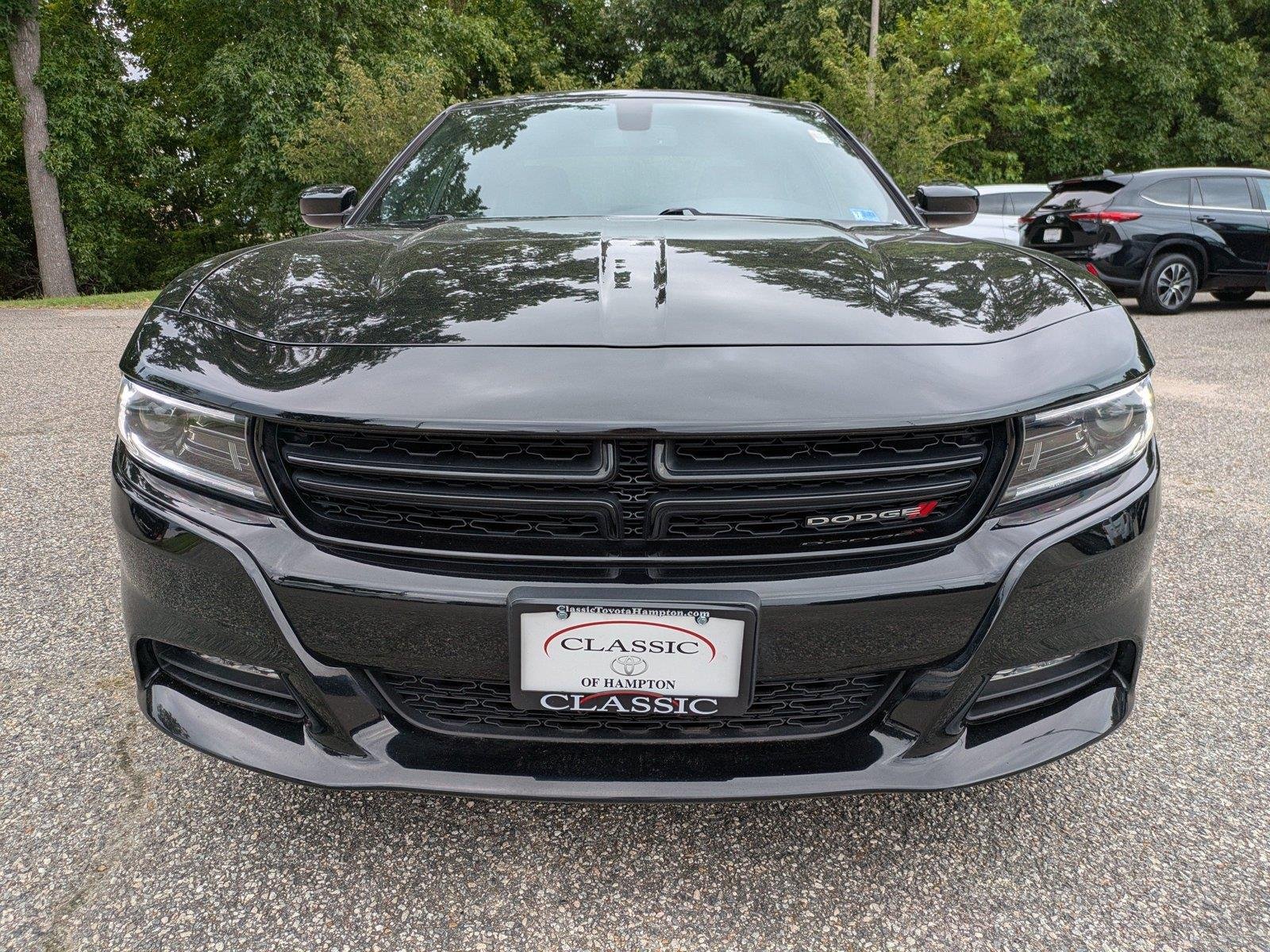 Used 2022 Pitch Black Clearcoat Dodge SXT image 9