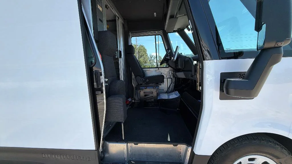 Used 2024 Oyster White BrightDrop EJY image 30