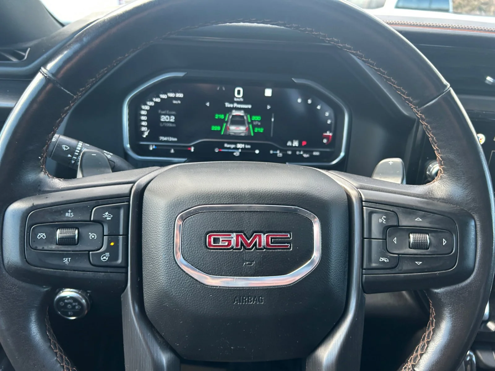 Used 2022 White GMC AT4 Crew Cab image 23