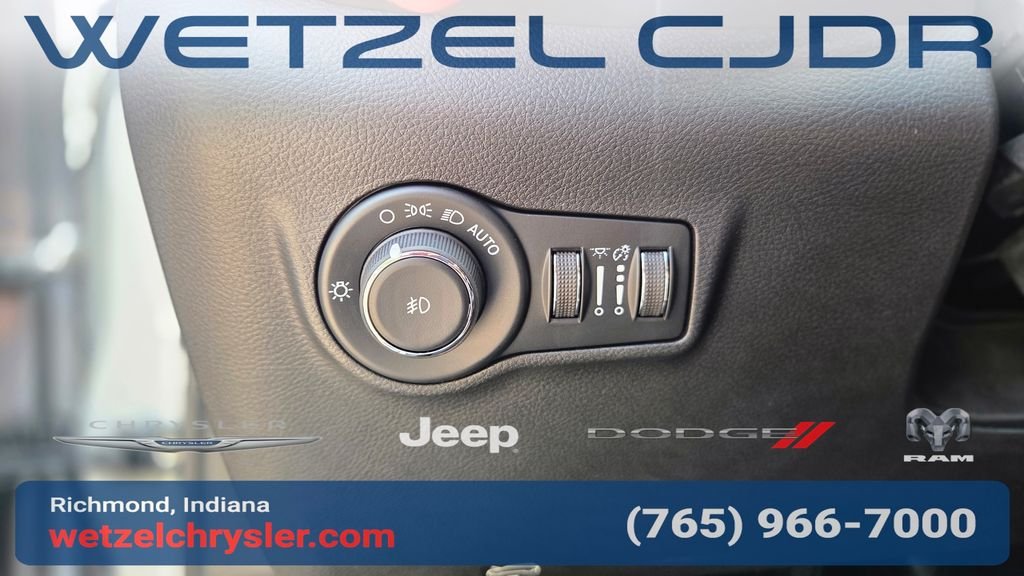 New 2026 Silver Zynith Metallic Clearcoat Jeep Latitude image 19