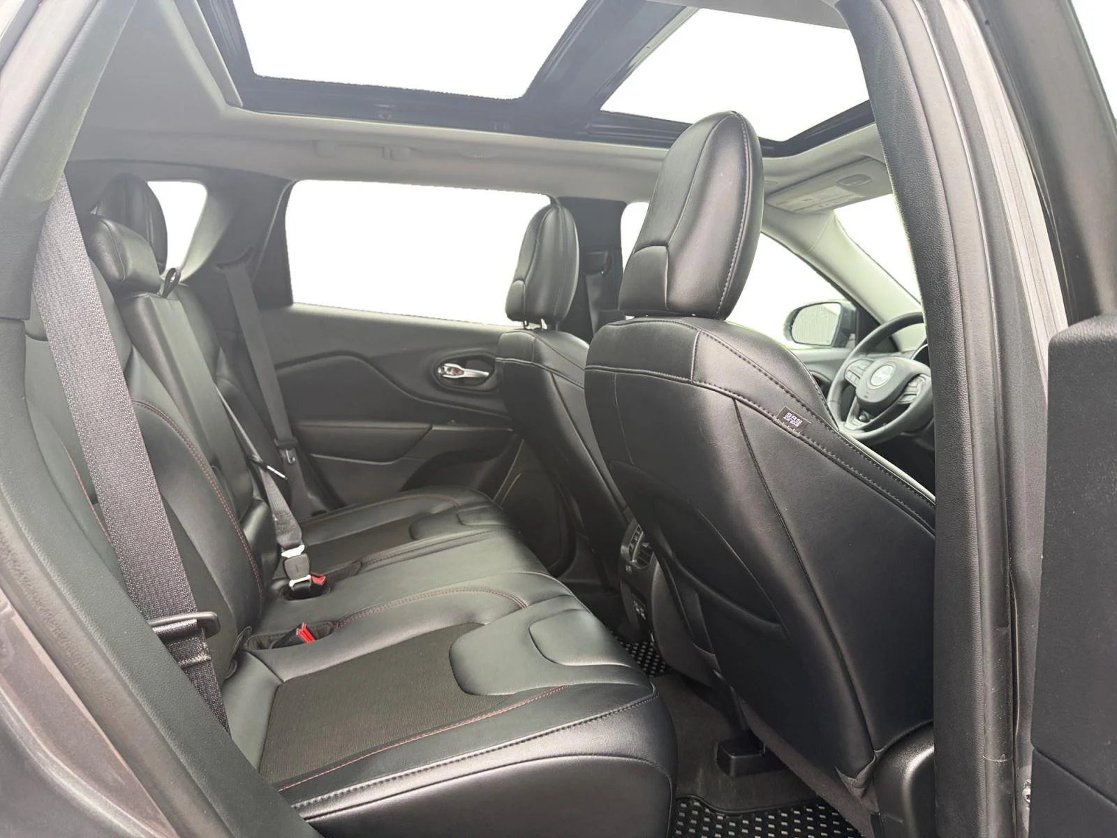Used 2022 Granite Crystal Metallic Jeep Trailhawk image 25