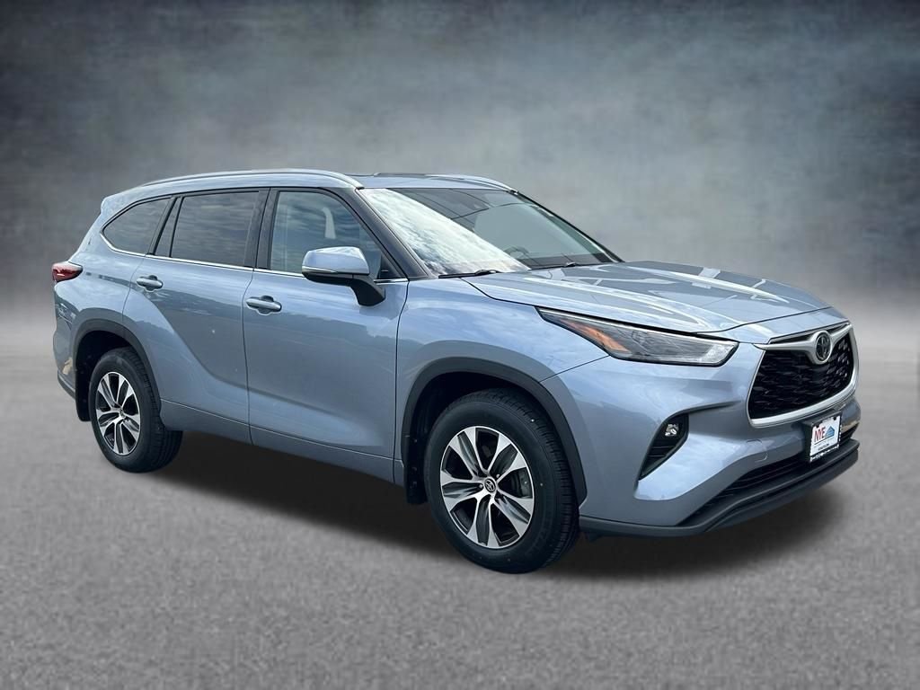 Used 2022 Moon Dust Toyota XLE image 8