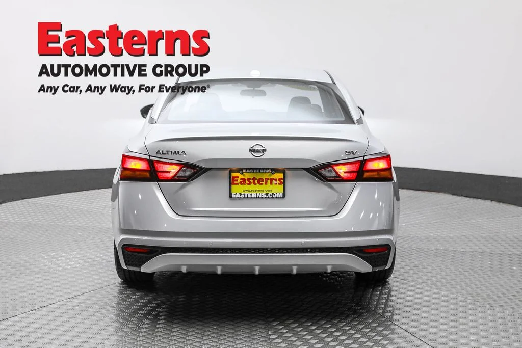 Used 2022 Silver Nissan 2.5 SV image 6