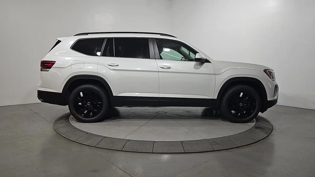 New 2026 White/off-white Volkswagen SE w/Technology image 6
