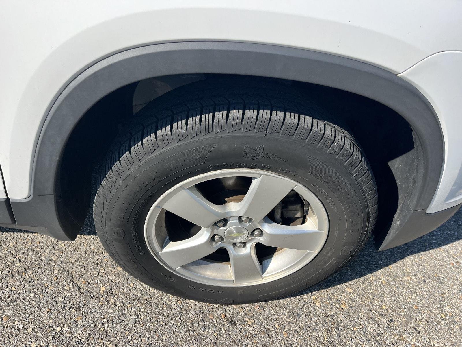 Used 2015 Summit White Chevrolet LS image 9
