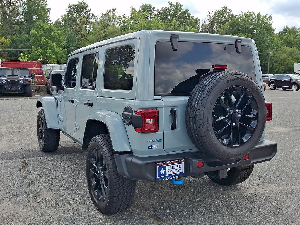 Used 2024 Earl Clearcoat Jeep Sahara image 9