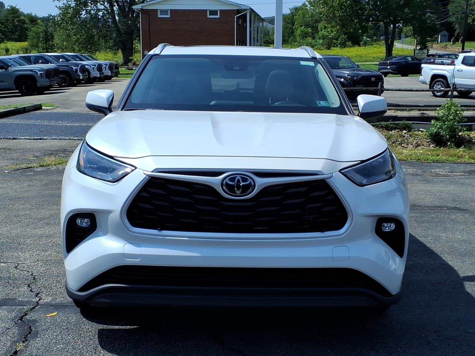 Used 2022 Wind Chill Pearl Toyota XLE image 9