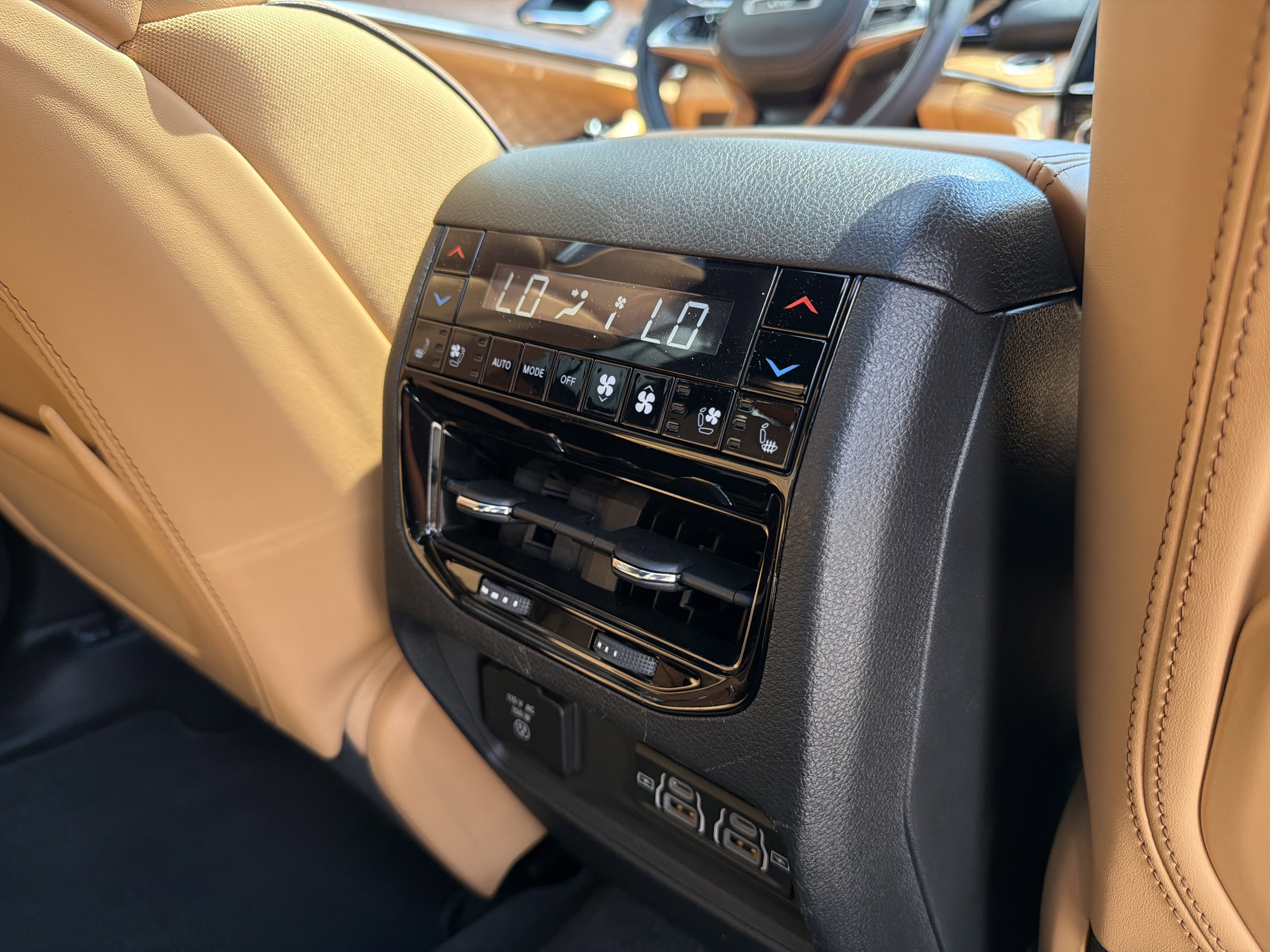Used 2024 Diamond Black Crystal Pearlcoat Jeep Summit Reserve image 6