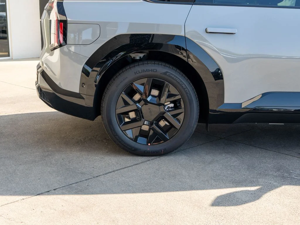 New 2026 Wolf Gray Kia Land AWD image 38