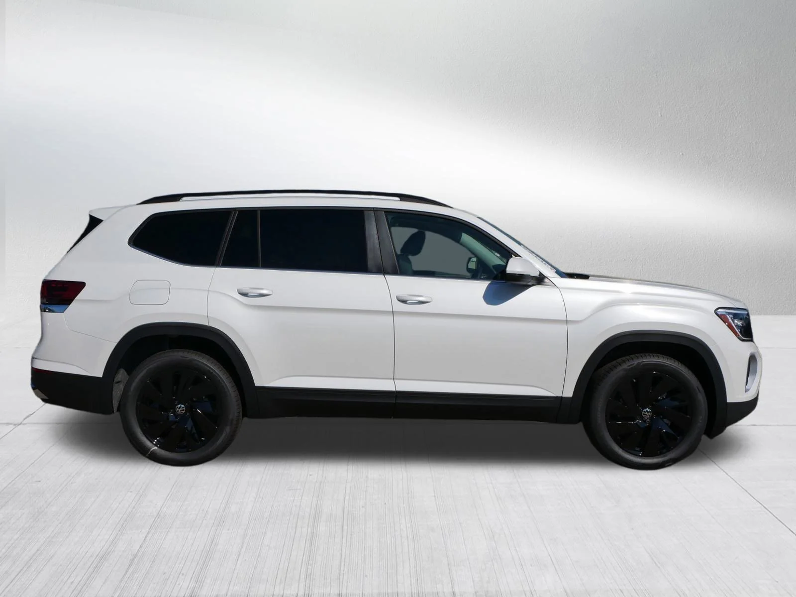 2026 Volkswagen Atlas SE w/Tech - Photo 2