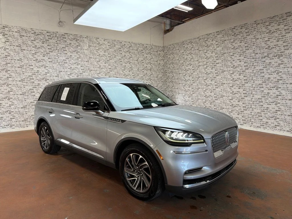 Used 2022 Silver Radiance Metallic Clearcoat Lincoln Standard image 1