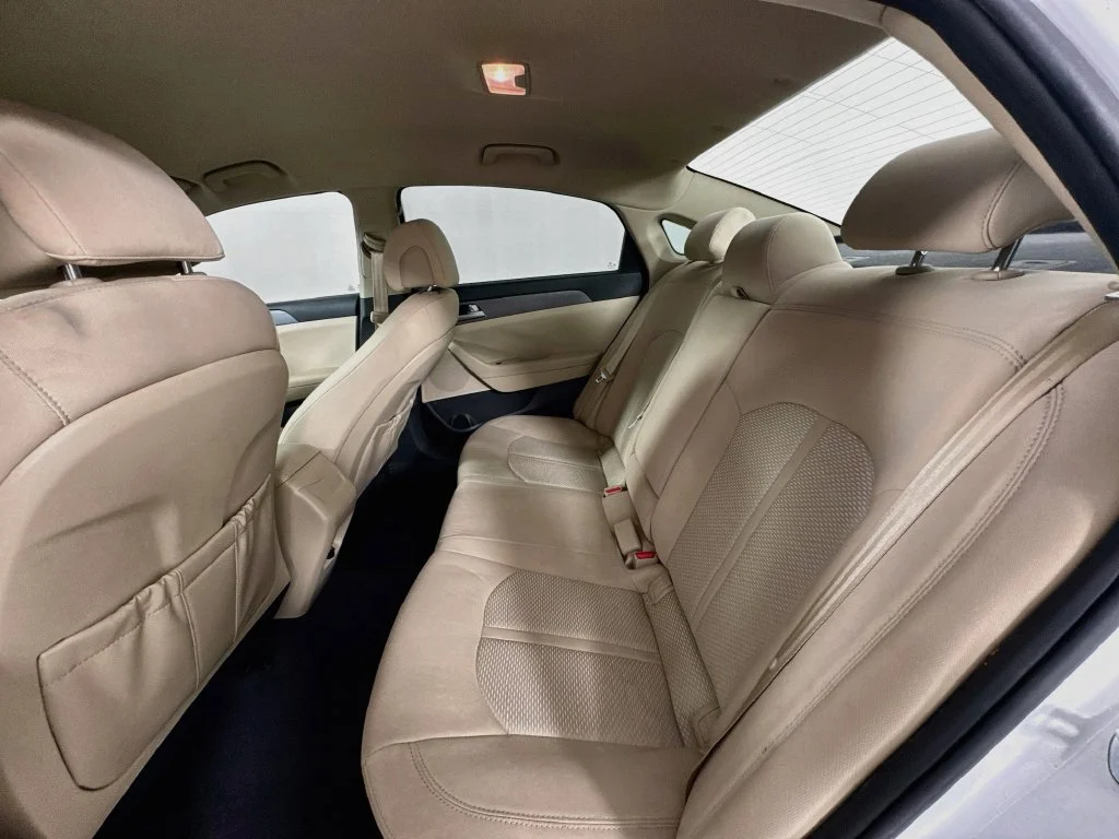 Used 2017 Quartz White Pearl Hyundai SE image 27