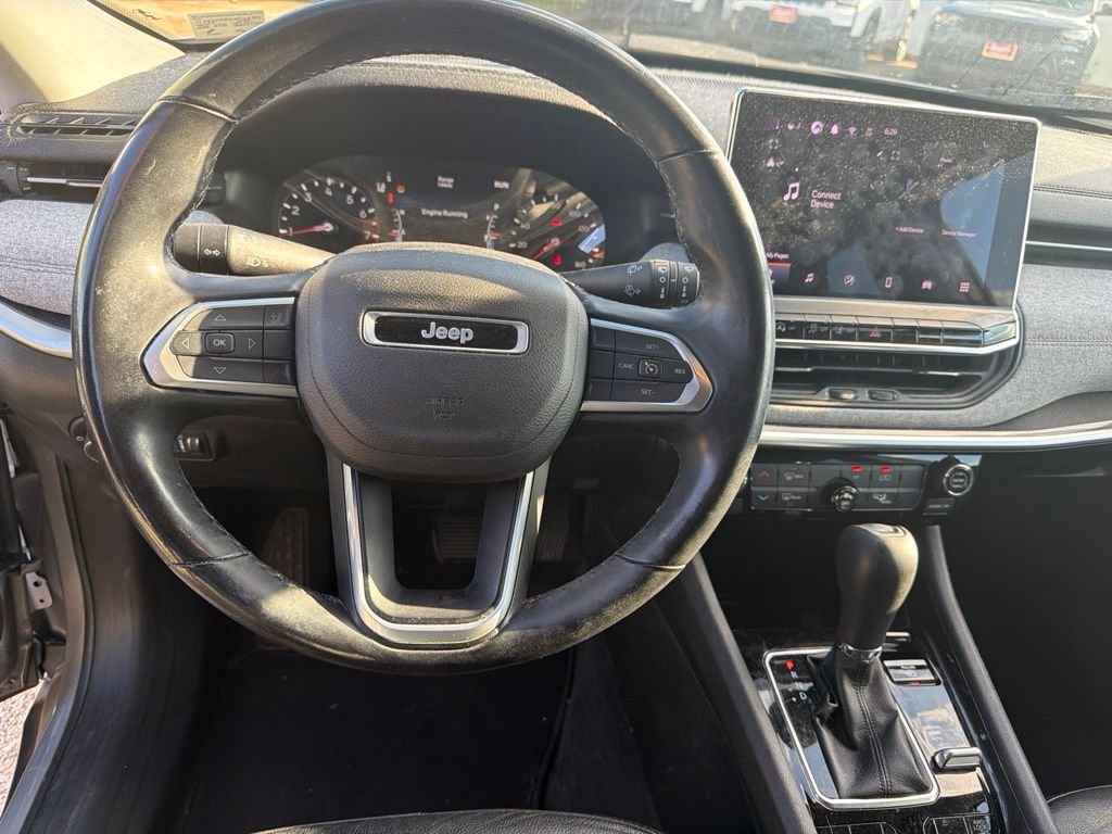 Used 2022 Silver Jeep Latitude Lux image 14