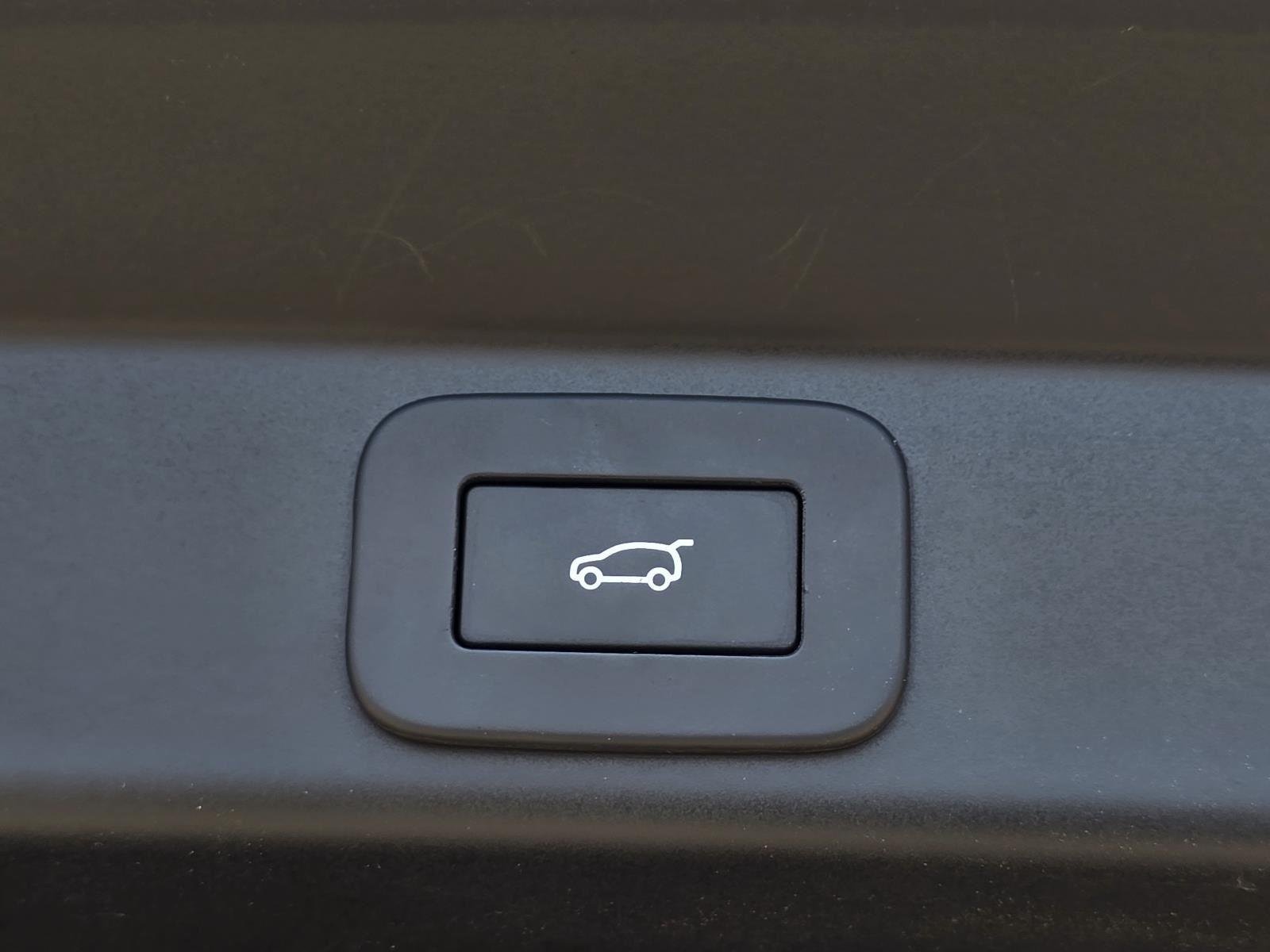 Used 2025 Varesine Blue Metallic Land Rover SE image 31