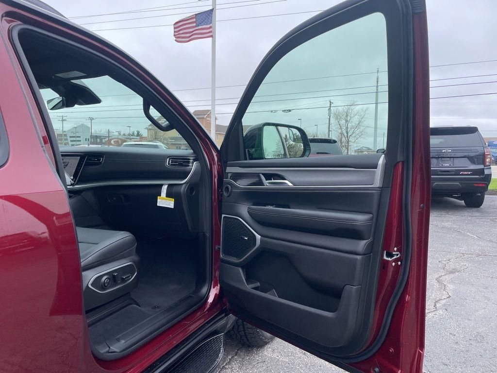 New 2026 Velvet Red Pearl-Coat Exterior Paint Jeep  image 43
