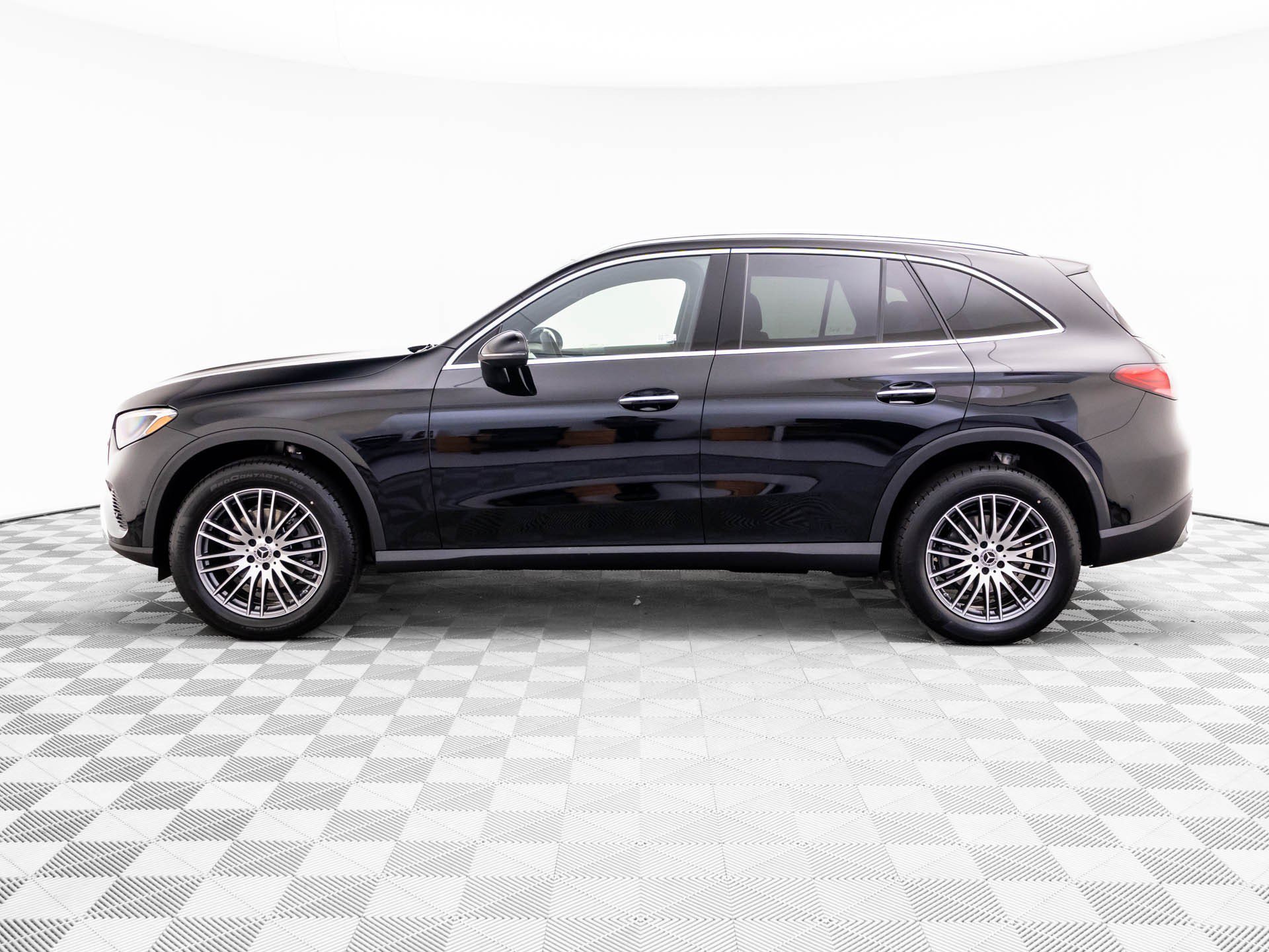 Used 2026 Black Mercedes-Benz GLC 300 image 2