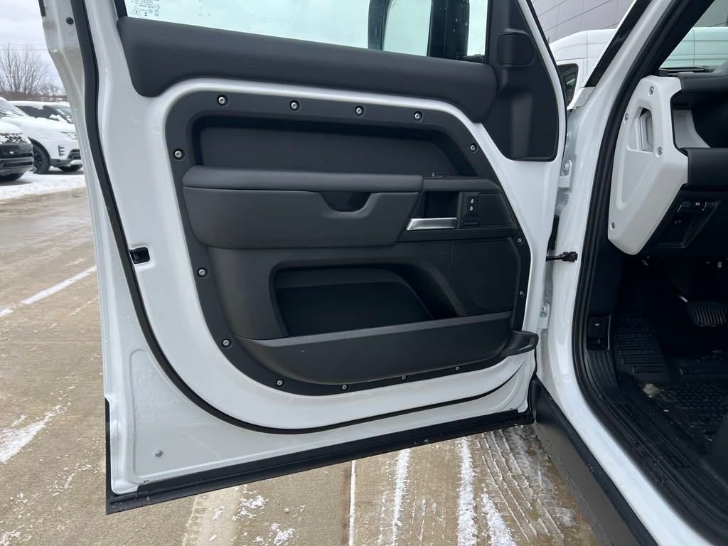 2025 Land Rover Defender S - Photo 11
