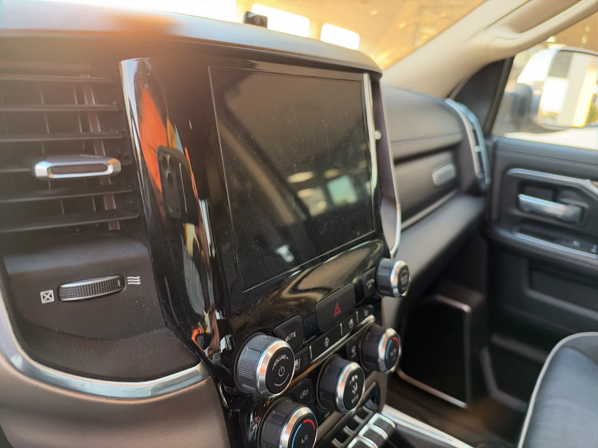 Used 2022 Pearl White Ram Laramie image 13
