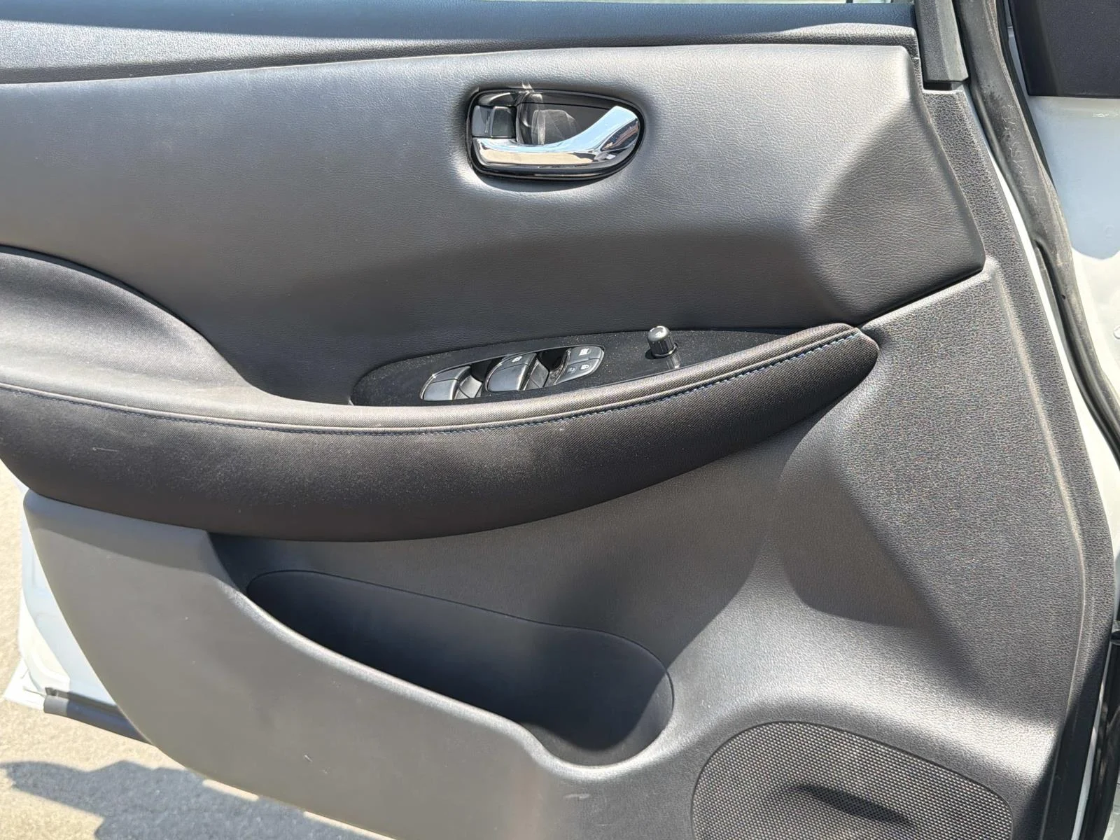Used 2021 PEARL WHITE Nissan SV PLUS HATCHBACK image 18